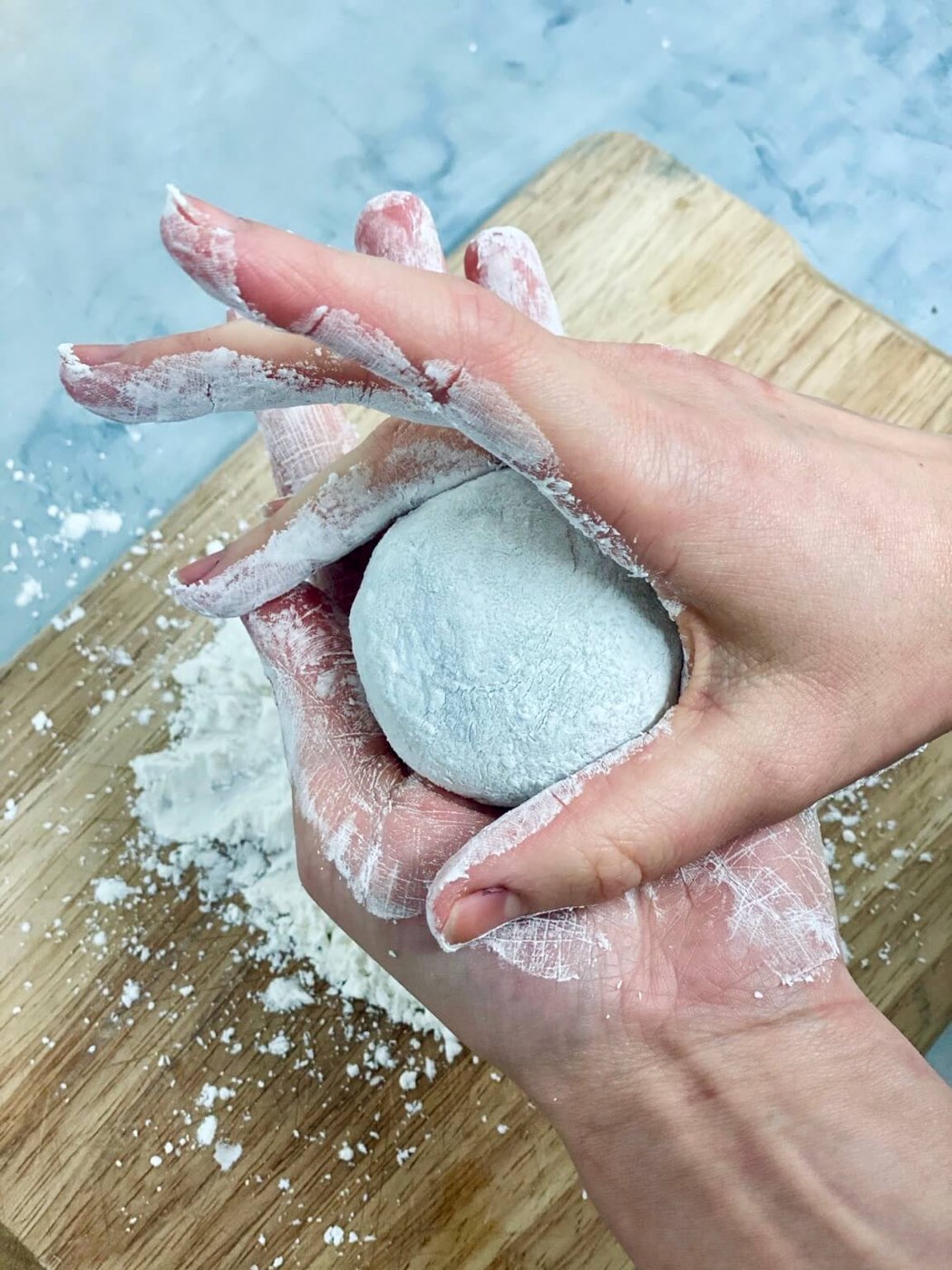 Façonnage d'un mochi à la main